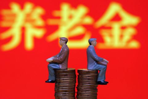 為什么企退養老金漲得更多？?jì)烧叩牟罹嗄芟龁幔? width=